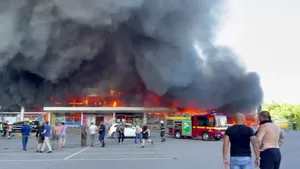 Războiul din Ucraina, ziua 125 / O ţară donează încă 70 de milioane de euro / Statele occidentale susţin apărarea Ucrainei / Ruşii bombardează fără încetare / Zelenski, despre atacul asupra centrului comercial din Kremenciuk în care au murit 20 de persoane: Terorism neruşinat / Putin îi sancţionează familia lui Biden