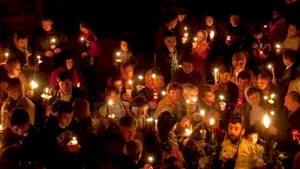 Lumina Sfântă purtată prin centrul vechi al Ierusalimului, o tradiţie de aproape 2.000 de ani