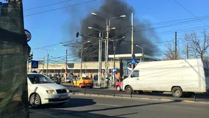 Incendiu la Autogara Rahova din Capitală; un autobuz a luat foc în timpul dezmembrării