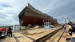 O mare navă militară construită în România prinde contur: astăzi au fost lansate modulele 2 si 3 (Sala Maşinilor)