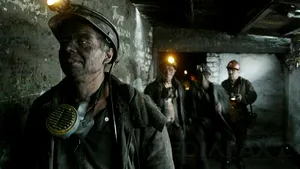 Minerii dintr-un schimb de la Mina Lupeni refuză să iasă din subteran, nemulţumiţi de salarii. Directorul tehnic al Societăţii Naţionale a Huilei şi liderul de sindicat discută cu aceştia