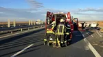 Un camion care transporta piatră a rupt parapetul  de pe mijlocul autostrăzii A3, a intrat pe contrasens și s-a răsturnat