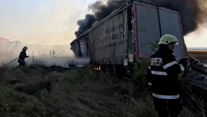 Olt: Un autocamion încărcat cu ciment a luat foc în mers pe DN 65