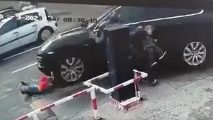 VIDEO Accident cumplit, într-o parcare din Popeşti-Leordeni: Un adult şi doi copii mici au fost izbiţi în plin de o maşină