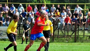 Andone, Belodedici, Mulţescu şi alţi foşti internaţionali, la un meci prilejuit la împlinirea a 80 de ani de existenţă a ASA Aurul Brad - FOTO