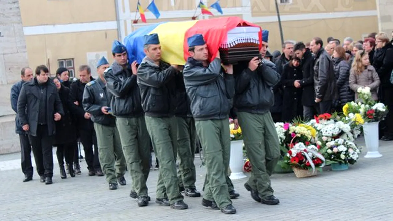 Sute de persoane la funeraliile militarilor Răzvan Moldovan şi Dorin Fodor, la Alba Iulia şi Ţaga - FOTO