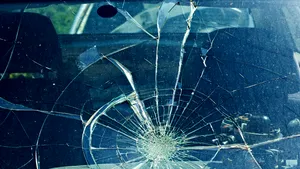 Altercaţie în trafic: Anchetă după ce un şofer i-a distrus parbrizul unui alt conducător auto | VIDEO