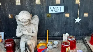 Mesaje electorale, lipite pe memorialul de la Colectiv. Tatăl unei victime, revoltat: „O dovadă de ticăloşie şi lipsă de empatie” - FOTO