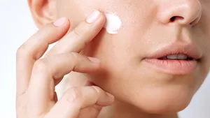 Cum să alegi crema hidratantă potrivită tenului tău (P)