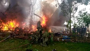 Tragedia aviatică din Filipine. Un avion militar cu peste 92 de soldaţi la bord s-a prăbuşit FOTO VIDEO