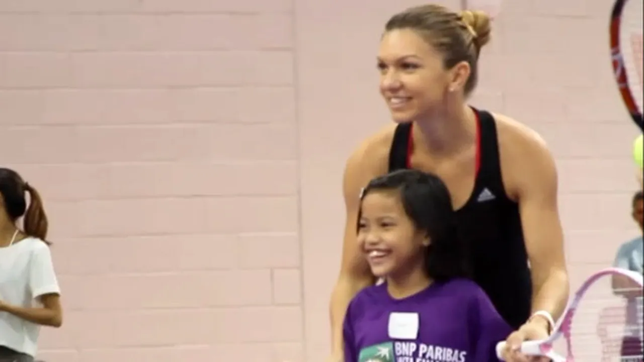 Simona Halep a jucat tenis cu mai mulţi copii la Singapore - VIDEO