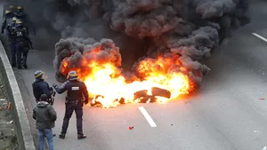 GREVĂ generală în Franţa: Trafic perturbat şi proteste violente. Poliţiştii au intervenit pentru a instaura ordinea în Paris - VIDEO