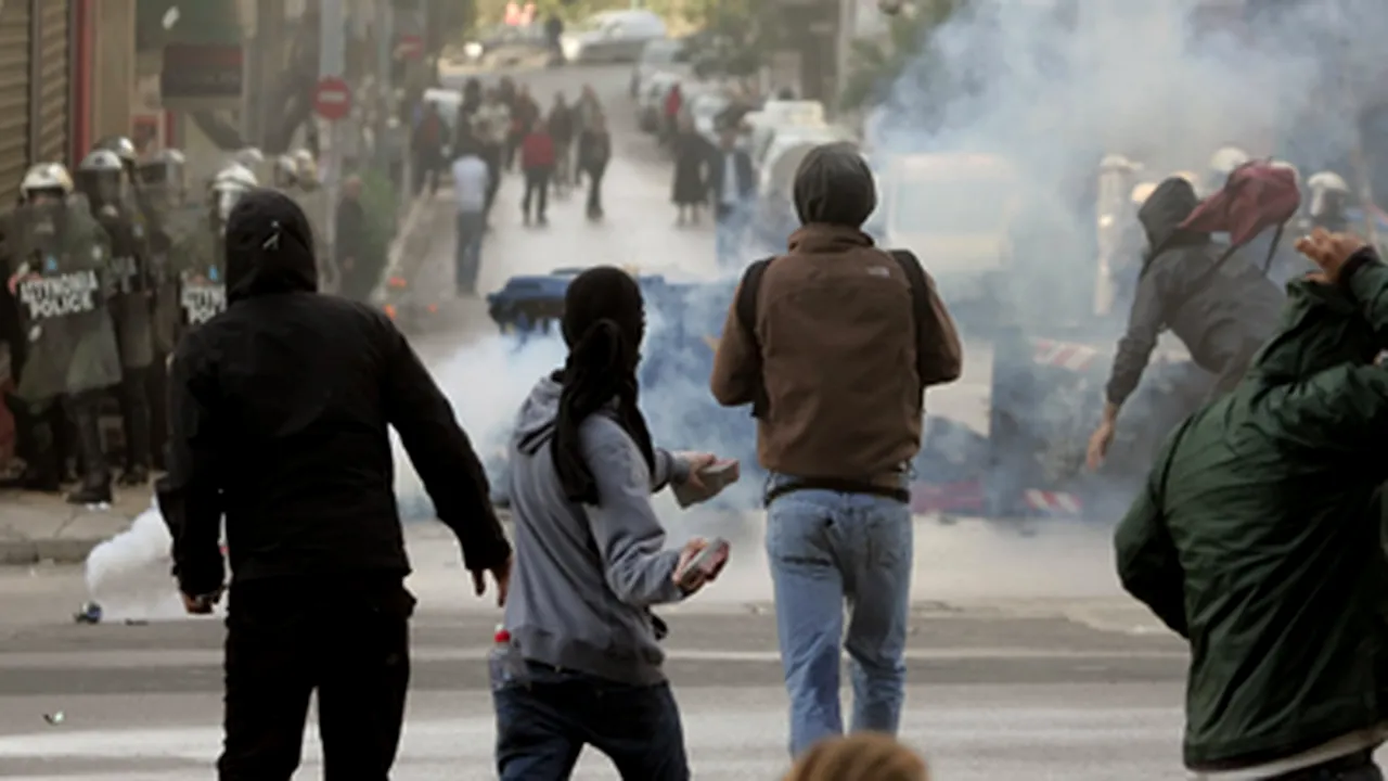 Noi proteste ale tinerilor greci la Atena şi în alte oraşe elene
