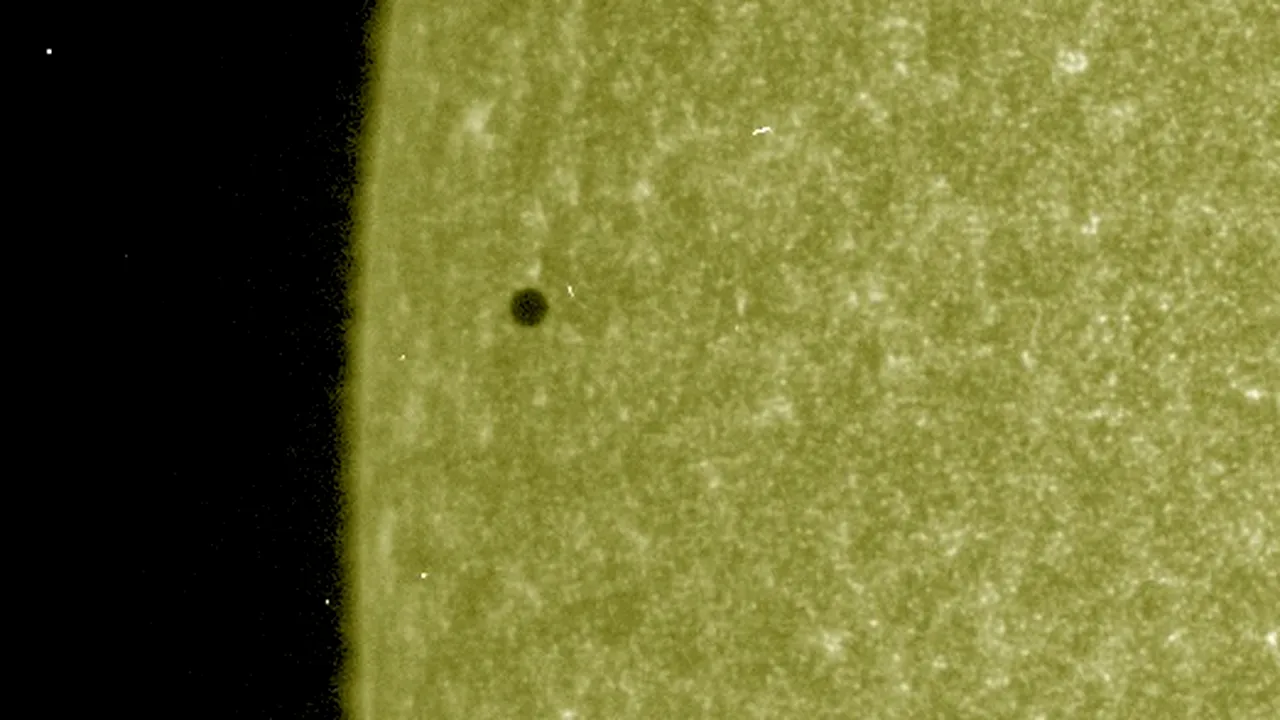 Imagini PERFECTE din spaţiu. Tranzitul planetei Mercur prin faţa Soarelui a fost surprins pe camere de NASA