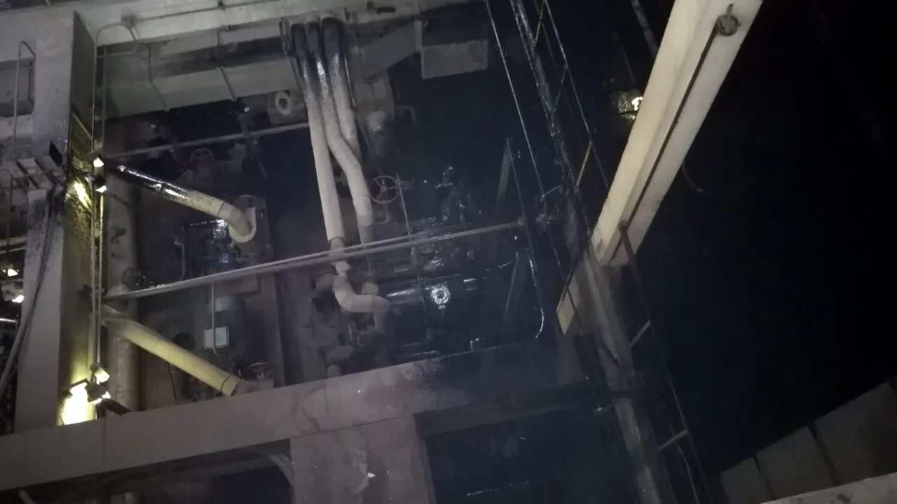 ACCIDENT tehnologic pe platforma ArcelorMittal Galaţi: Sute de litri de păcură s-au scurs pe un teren din curtea societăţii/ Primul ajutor la faţa locului