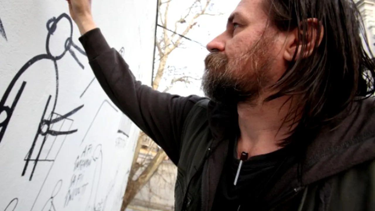 PROTEST artistic: Dan Perjovschi desenează pe geamul galeriei Simeza