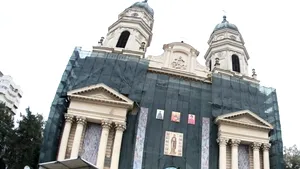 Aproximativ 50 de enoriaşi au protestat la o biserică din Huşi, nemulţumite de schimbarea preotului