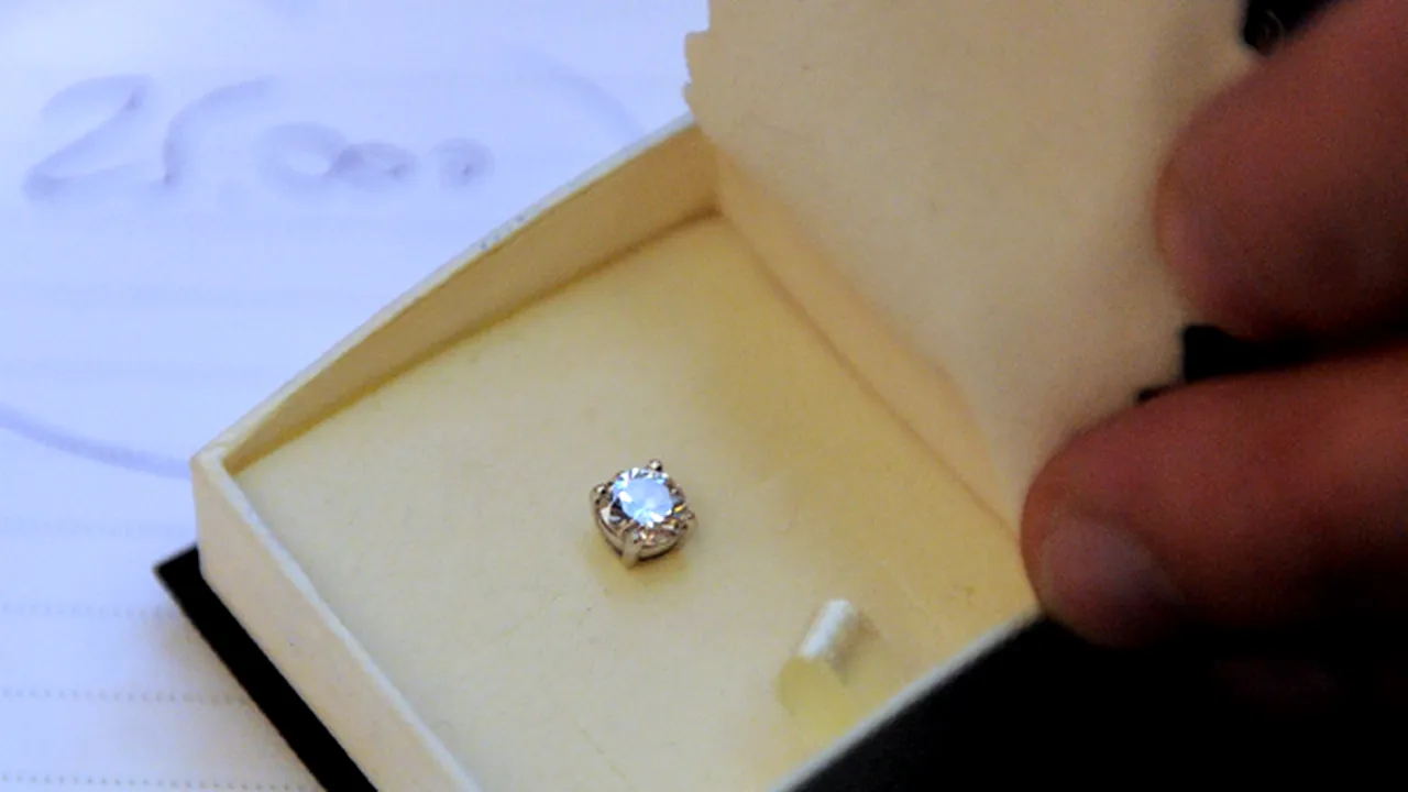 Un cercel cu diamant ce i-a fost confiscat lui Maradona, vândut contra 25.000 de euro