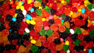 Anglia: Bărbat de 33 de ani, internat de urgență după ce a mâncat 3 kilograme de jeleuri Haribo cu aromă de Coca-Cola