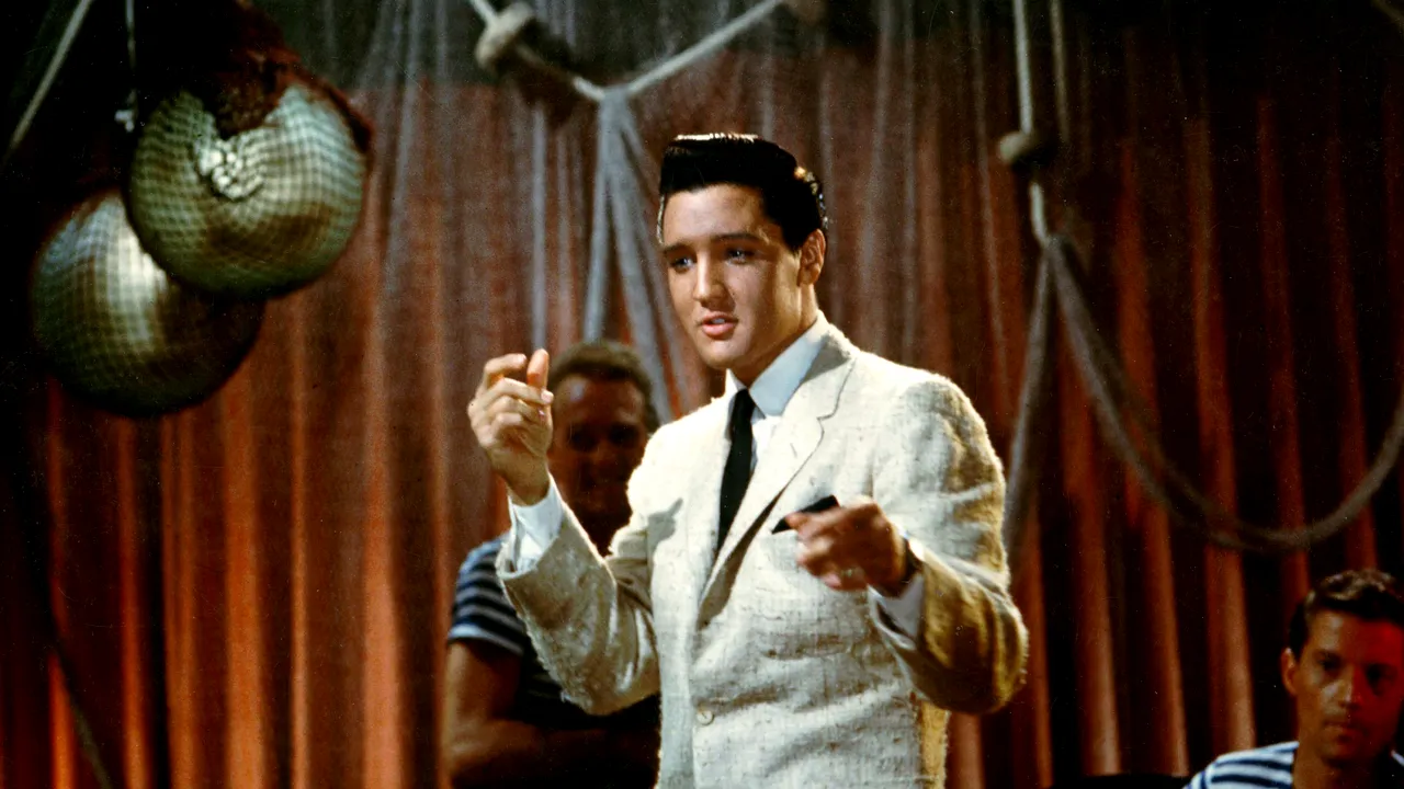 Un bărbatul misterios care apare într-o fotografie, motiv de speculaţii despre moartea lui Elvis Presley | FOTO 