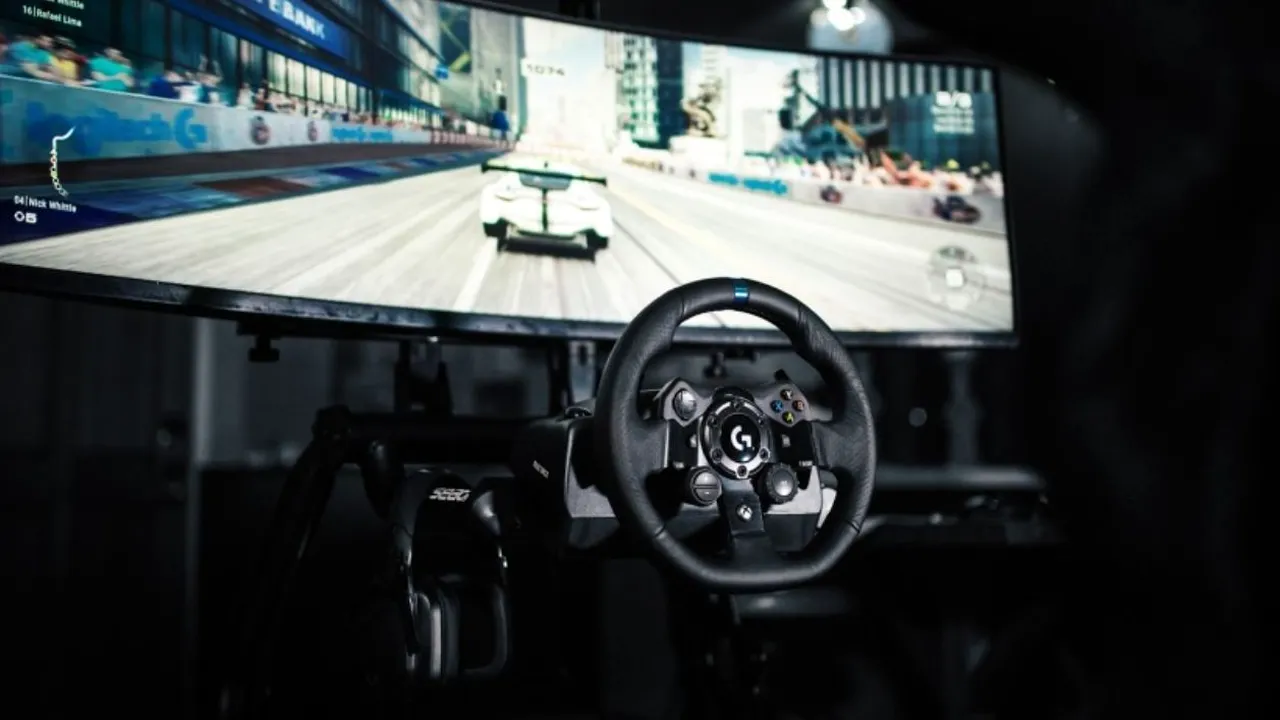 Noul volan de la Logitech îţi dă senzaţia că eşti pe scaunul unui pilot, într-o cursă reală
