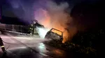 Autoturism cuprins de flăcări în Dâmbovița. Un tânăr de 21 de ani a ajuns la spital