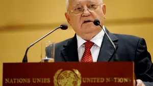 Mihail Gorbaciov le cere marilor puteri să-şi reducă arsenalele nucleare