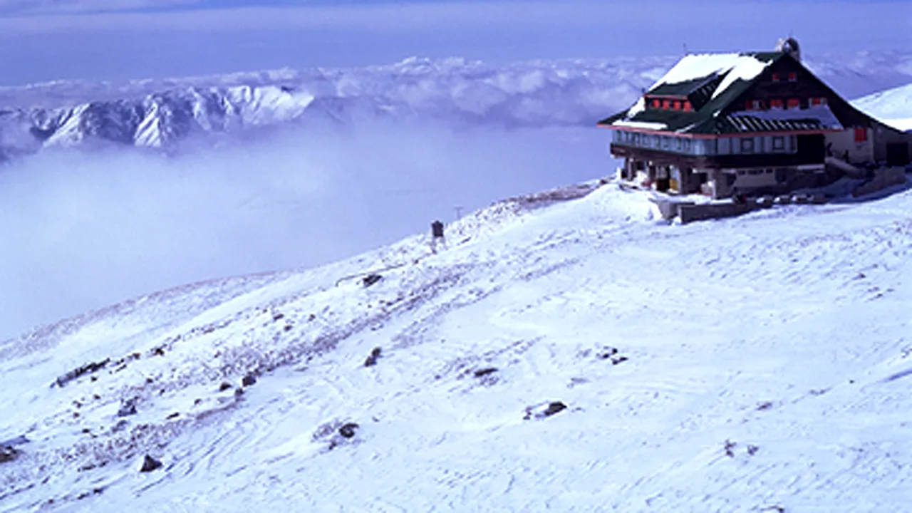 Cinci schiori care au vrut să coboare de la Cota 2000 au fost surprinşi de o avalanşă