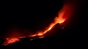 VIDEO S-a lăsat cu „scântei” pe Muntele Etna. Imagini spectaculoase din timpul erupţiei vulcanice 