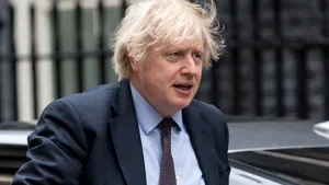 Times: Premierul Boris Johnson, aproape de înec