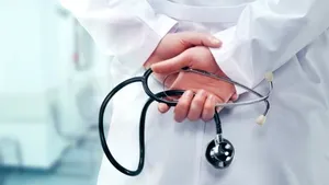 Rectorii de la Medicină susțin măsura propusă de Bolojan pentru a ține medicii în România