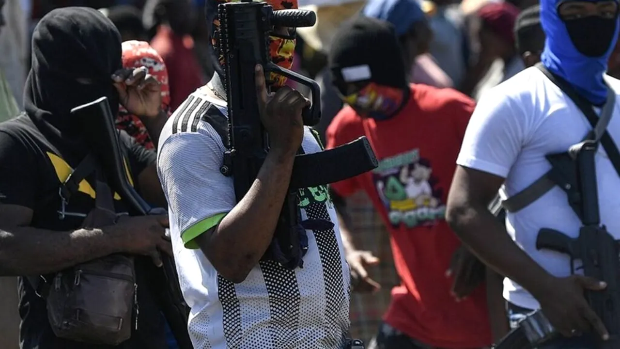 Violențe și ciocniri cu poliția ale grupărilor criminale în Port-au-Prince, în timp ce guvernul haitian se reunește