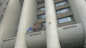 Zeci de preoţi şi protestatari au blocat la Chişinău accesul deputaţilor în Parlament