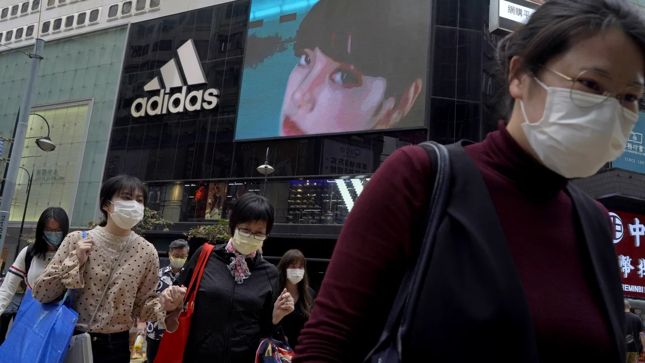 Adidas reduce dividendele pentru întregul an cu 79% după o serie de pierderi
