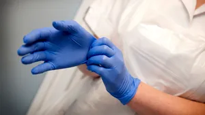 Asistentă medicală, hărţuită şi umilită de vecini pentru că lucrează într-un spital COVID-19: „Mi-au aruncat clor pe uşa apartamentului”