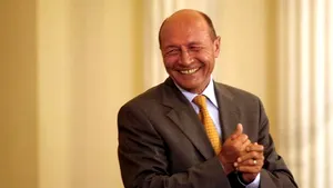 Băsescu a făcut o baie de mulţime la Costeşti: Cum vine premierul, îi cereţi locuri de muncă, el dă