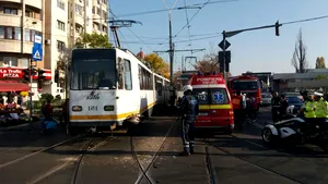 Coliziune între două tramvaie, în zona 13 septembrie din Bucureşti. Două persoane, rănite uşor | FOTO