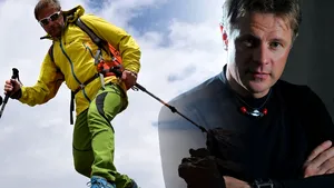 Sicriul cu trupul lui Torok Zsolt, depus lângă două obiecte de suflet din timpul vieţii sale. Când va fi înmormântat alpinistul