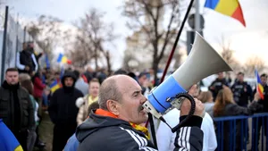 Zeci de susținători ai lui Georgescu protestează în fața sediului CCR, în așteptarea verdictului