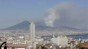 FOTO, VIDEO | Sute de persoane, evacuate din cauza incendiilor izbucnite pe versanţii Vulcanului Vezuviu