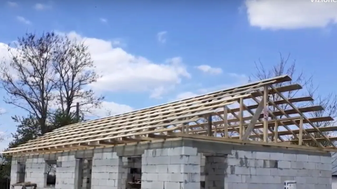 Gest de omenie într-o comunitate din Brăila. O familie cu 7 copii va avea din nou un acoperiş deasupra capului, după ce casa le-a ars din temelii