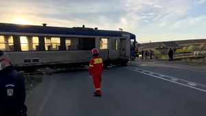 Iaşi: Un tren de călători care a lovit un camion a ajuns pe şosea! FOTO