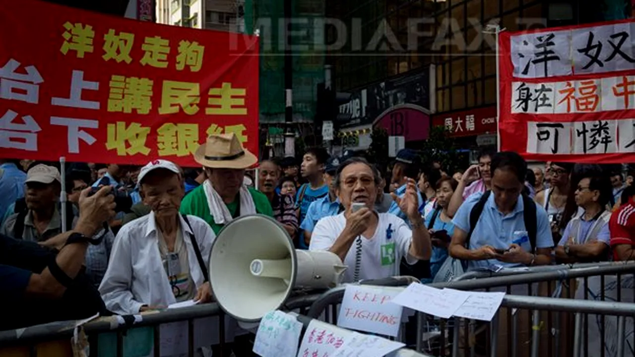 Confruntări între manifestanţi şi zeci de persoane mascate la Hong Kong. Poliţia a început să demonteze baricadele instalate de manifestanţi