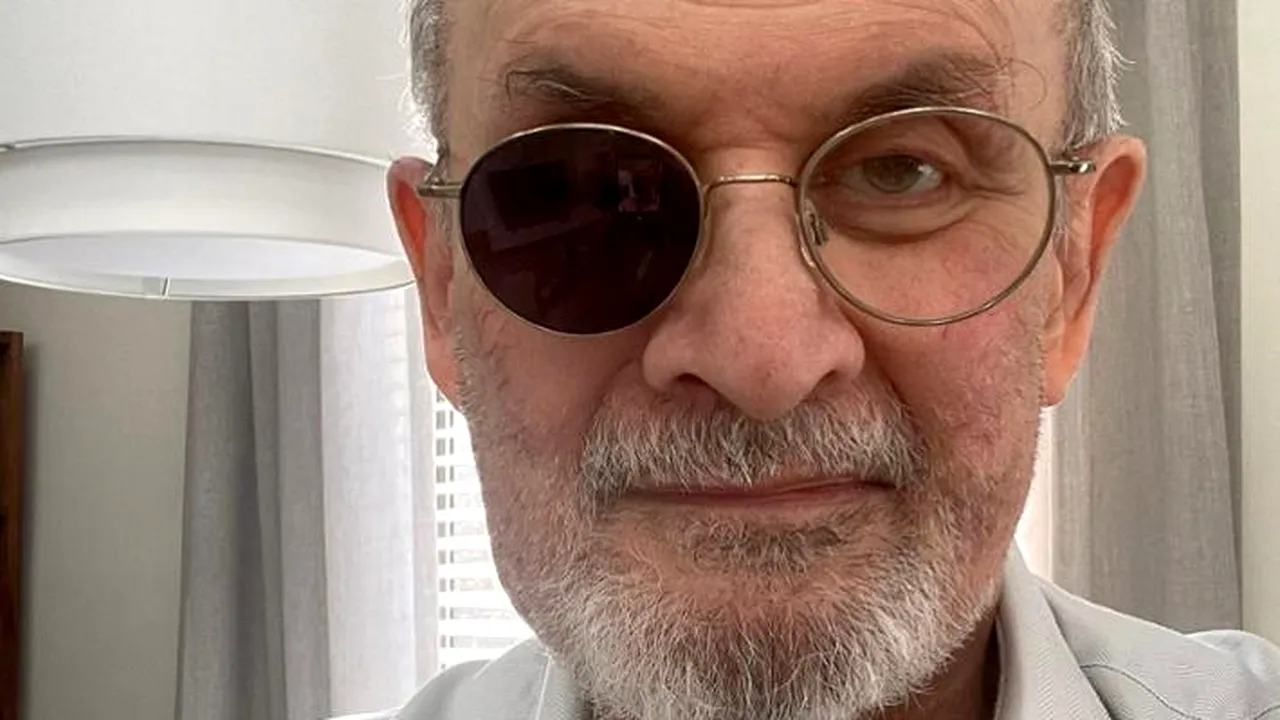 Prima fotografie a lui Salman Rushdie după atacul în care şi-a pierdut un ochi

