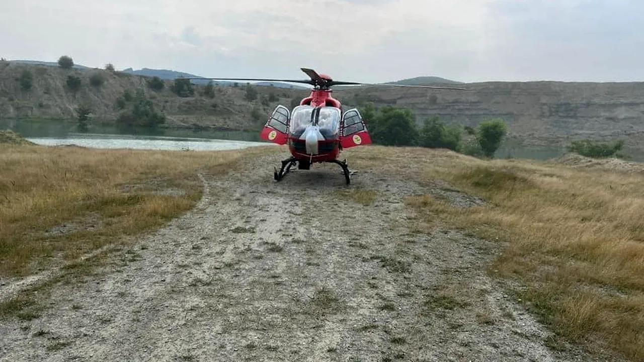 Bărbat înecat în lacul Laguna Albastră, salvat cu ajutorul elicopterului SMURD de la Jibou