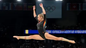 Gimnastică. Sabrina Voinea conduce la bârnă și sol, după șase subdiviziuni în calificări la Mondiale