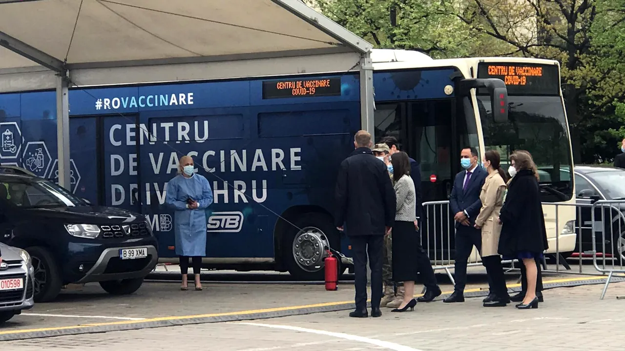 Iohannis vizitează joi primul centru de vaccinare drive-through din Bucureşti