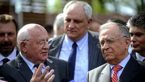 A fost Iliescu coleg cu Gorbaciov? Detalii despre relaţia dintre cei doi lideri, inclusiv dacă e adevărată solicitarea ca URSS să trimită trupe la Revoluţie