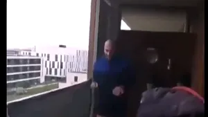 VIDEO Un francez a reuşit să alerge un maraton acasă în balcon