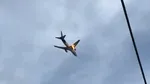 Un avion a aterizat de urgenţă la New Jersey după ce a lovit câteva păsări şi motorul a luat foc